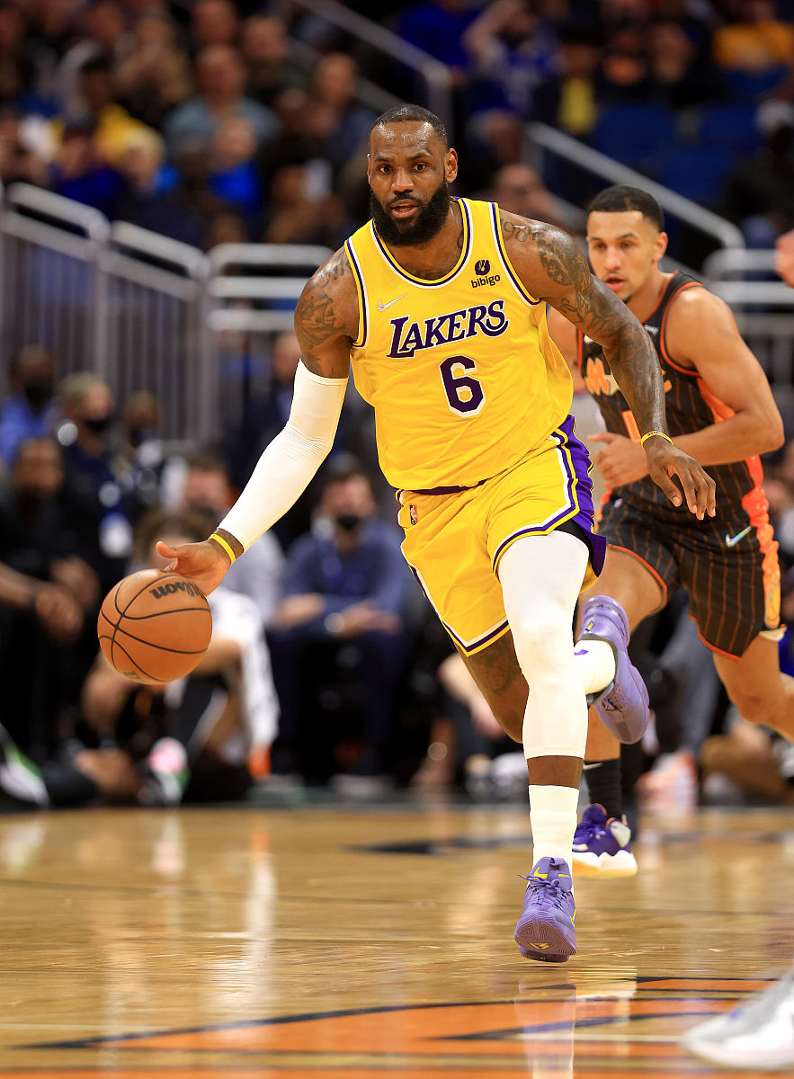 NG28-出色防守首场状态出色，湖人观众沸腾！，詹姆斯重返赛场赛场气氛高涨的简单介绍