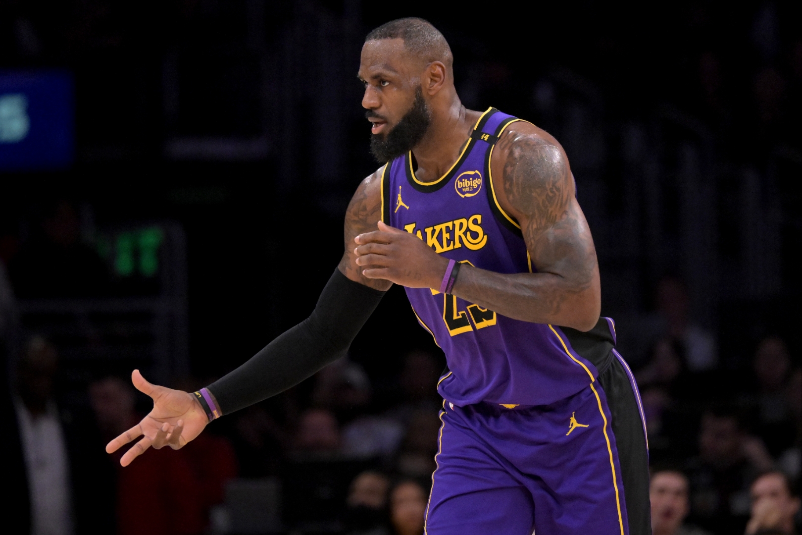 出色防守首场状态出色,湖人观众沸腾!,詹姆斯重返赛场赛场气氛高涨的简单介绍 出色防守首场状态出色,湖人观众沸腾!,詹姆斯重返赛场赛场气氛高涨的简单介绍