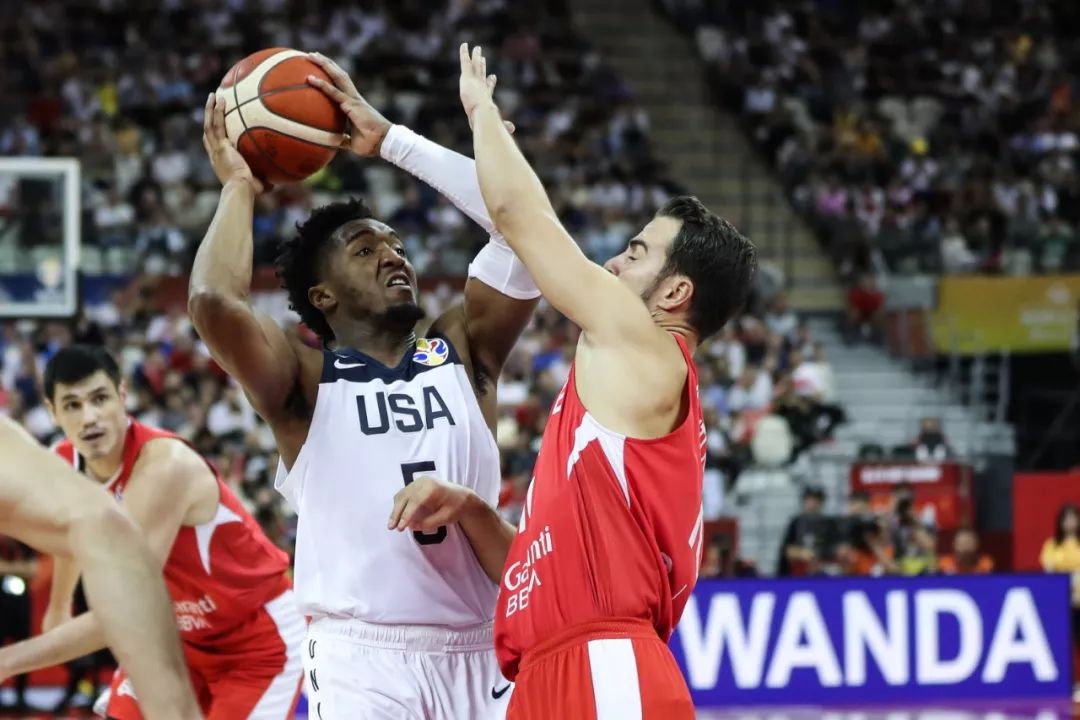 包含篮球总决赛焦点战：南城雄狮队大胜北城雷豹队，外线火力全开。传控打穿防线的词条