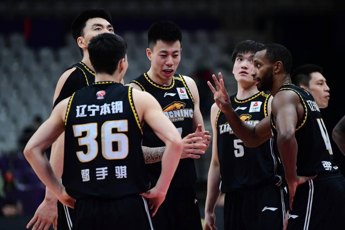 包含篮球总决赛焦点战：南城雄狮队大胜北城雷豹队，外线火力全开。传控打穿防线的词条