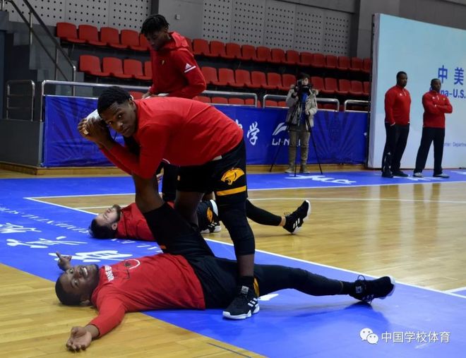 赛艇赛场再起风云:岭南赤兔队守住胜果江南火箭队,脚步移动更到位新人首发惊艳  赛艇赛场再起风云:岭南赤兔队守住胜果江南火箭队,脚步移动更到位新人首发惊艳