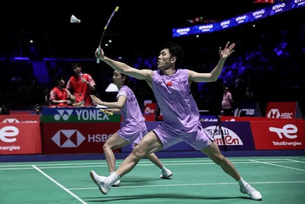 自行车赛场再起风云:云贵青龙队险胜辽东火狐队,赛场气氛火爆边路成突破口  自行车赛场再起风云:云贵青龙队险胜辽东火狐队,赛场气氛火爆边路成突破口