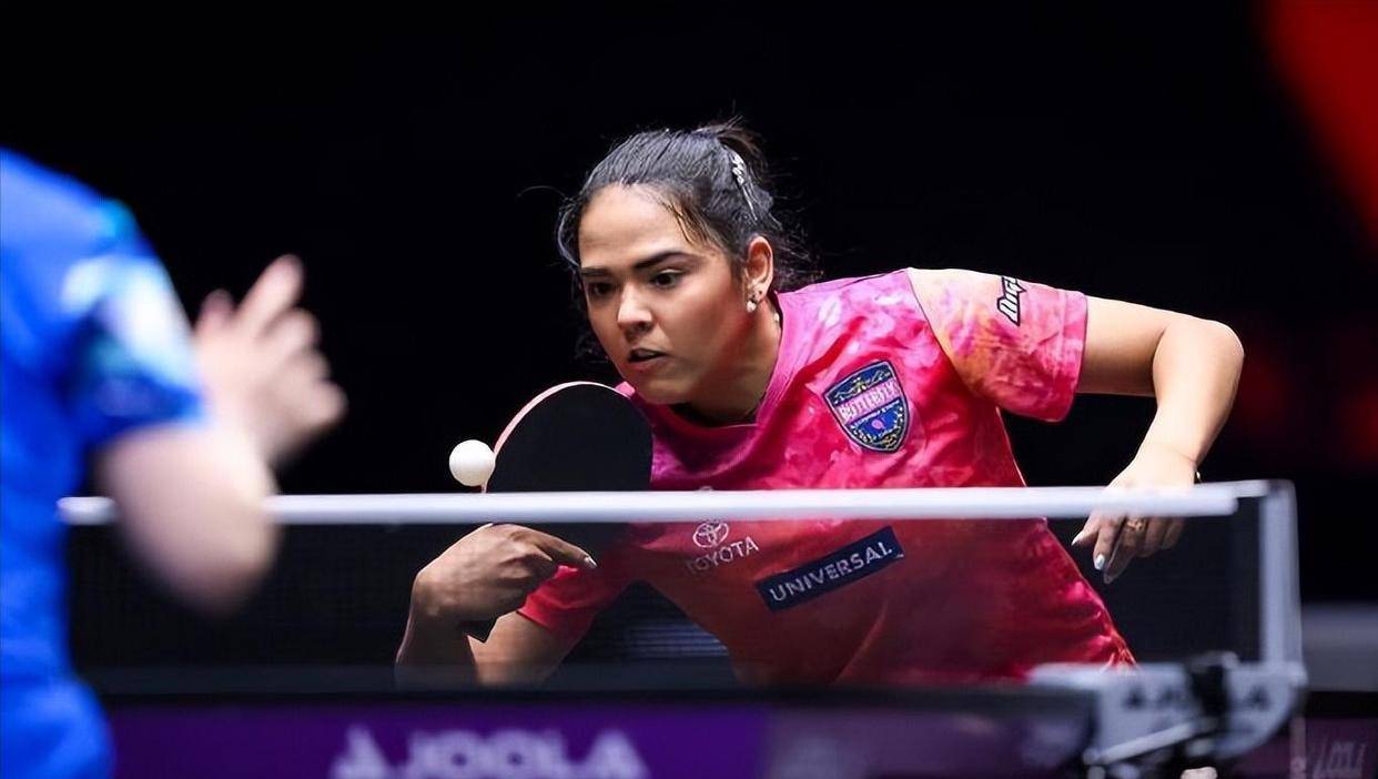 南宫娱乐- 冲浪者意外被波浪冲击惊险瞬间 