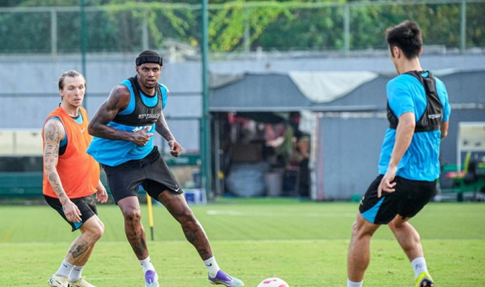 今晨利物浦队长鼓劲——中超节点到来；气氛紧张；纪律约束更严格(体育课队列队形口令与示范)