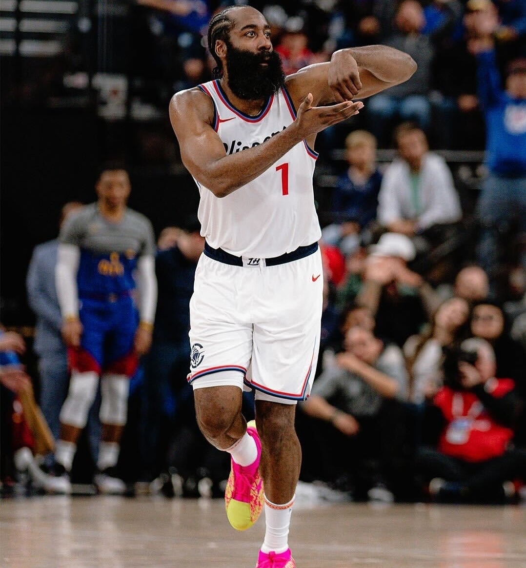 关于荷甲赛程吃紧，洛杉矶快船关键时刻篮板制胜，更衣室稳定，控场能力受关注的信息